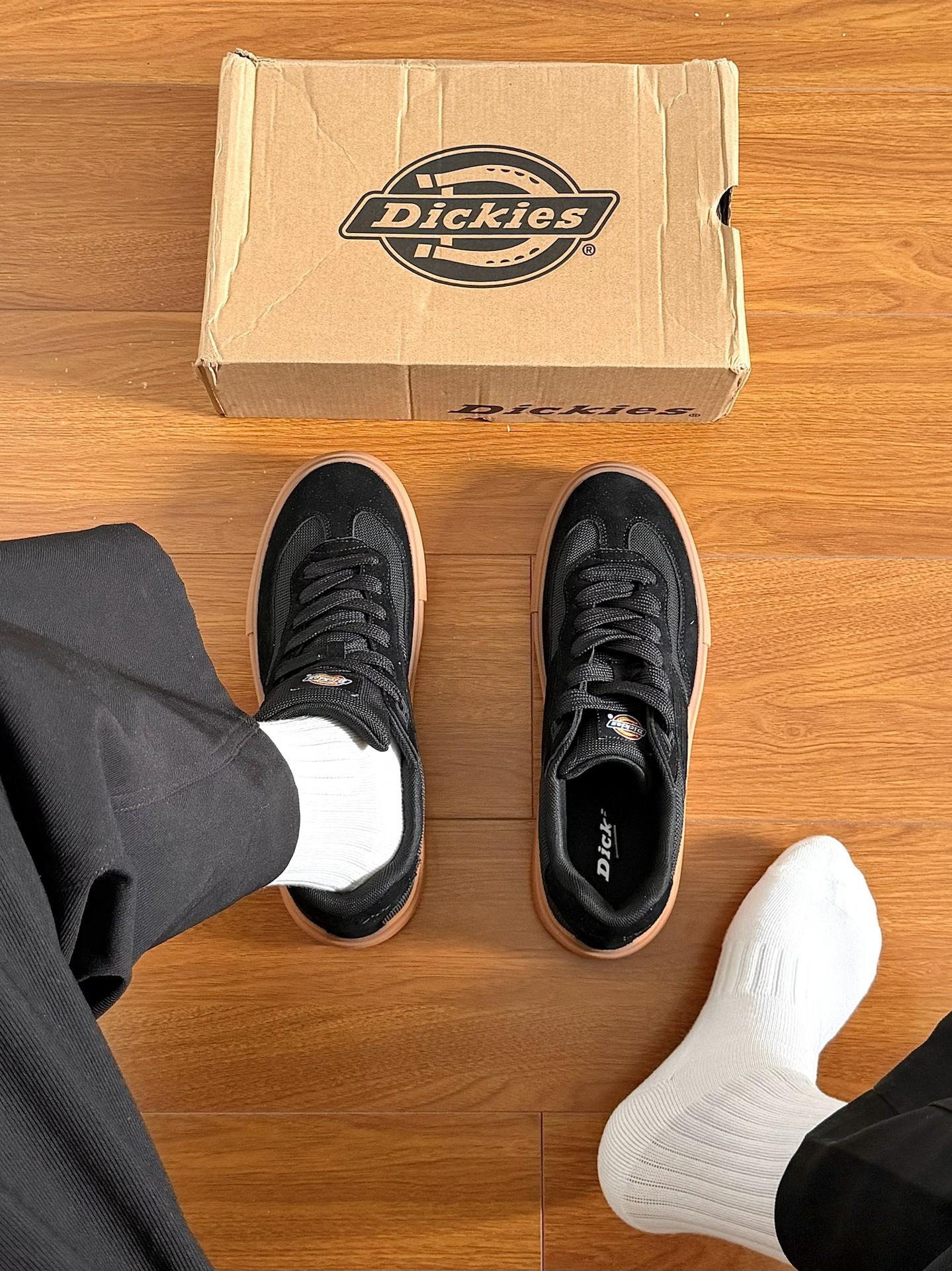 我想说:这款『Dickies』黑色德训鞋很可以很帅~